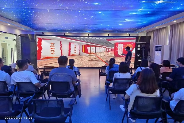 人工智能学院教工党支部VR党史观摩2.jpg