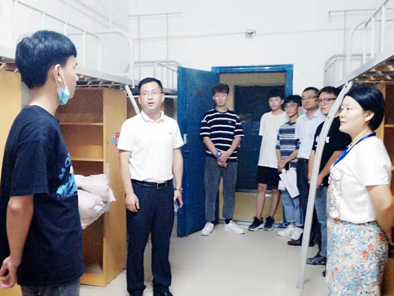学院领导深入新生宿舍3.jpg
