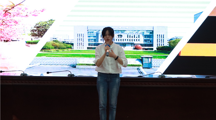 演讲学生.jpg