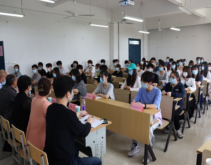 学生处召开学生专题座谈会图二.JPG