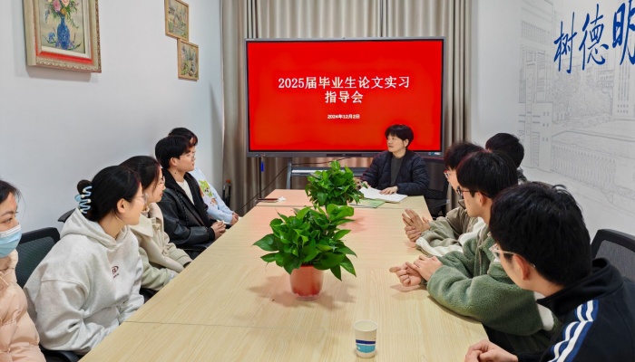 李书记指导学生-2.jpg