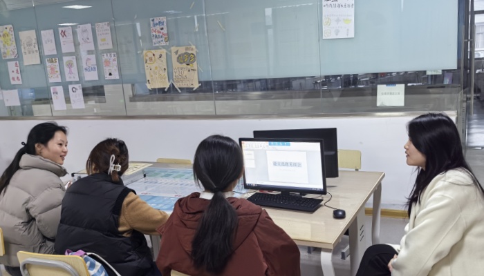 李彤指导学生.jpg